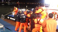 東莒大坪林金泉25日晚間疑似低血糖昏迷,海巡緊急晚間11時30分送抵南竿。(圖:馬祖海巡隊提供)