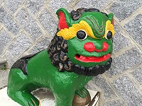 　芹壁天后宮入口階梯有一對泥作獅子，阿兵哥利用工兵營造水泥製成，大家都稱這對獅子為「軍獅」，這對軍獅的嘴巴呈閉合狀，與一般獅子大開口不同，地區導遊在介紹時都說：「保密防諜、守口如瓶是軍人天職，軍獅當然也要比照辦理」。（圖與文：陳鵬雄）