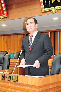 　副議長陳書建進行質詢。（圖／文：曹重偉）
