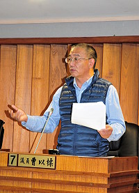 　議員曹以標進行質詢。（圖／文：曹重偉）
