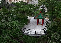 　東引燕秀潮音觀景台完成修建，混凝土基座遠離陡峭邊坡，結構更穩固。（圖／文：陳其敏）