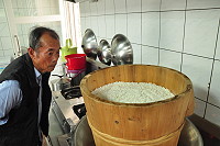 　今年87歲的劉金登是地區知名釀老酒達人，釀酒過程繁瑣細膩，數十年如一日。（圖／文：馮紹夫）