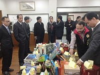 縣府產發處28日在議會大會期間陳列補助輔導第1波部分在地開發、包裝伴手禮產品。(圖:連江縣政府產發處)