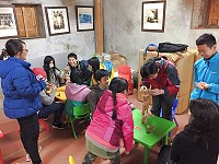 　簡單桌遊也能帶來許多樂趣！配合兒少福利館即將開幕，馬祖家扶中心25日上午特別推出廣受青少年族群歡迎的桌遊課程，讓學員們度過歡樂的週末上午。（圖／文：曹重偉）