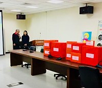 連江縣環境教育終身學習護照推廣獎勵計畫日前舉辦全程直播錄影公開抽獎,獎品總價值超過3萬元;由局長張壽華抽出10位幸運鄉親,最大獎iPad mini由曹O宏獲得。(圖:連江縣環境資源局)