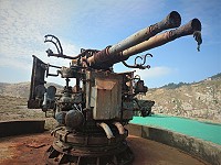 　東、西引島各有一門M1-40公厘雙管防空砲，但是東引小紫澳處的防空砲已遭廢棄，毀損嚴重，已不具有觀賞價值。（圖／文：陳其敏） 