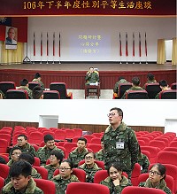 上圖:參謀長主持性別平等座談。下圖:官兵踴躍發表問題。(圖/文:謝承翰)