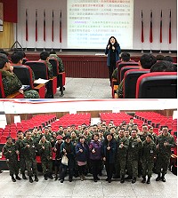 上圖:林麗珊教授實施106年下半年心輔推手知能研習授課。下圖:林麗珊教授與官兵合影。(圖/文:翁正坤)