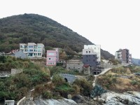 　橋仔南邊山聚落民宿一間接一間開，原有污水系統容量已不敷使用。（圖／文：陳鵬雄）