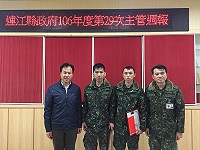 縣長劉增應致贈士兵巫承穎、二兵張宏民消防局感謝獎牌,表彰11月24日馬港街道奮勇救火,右為馬防部主任余熙明陪同。(圖:連江縣消防局)