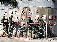 迎接新年到來,北高守備大隊展開牌樓及精神標語重新粉刷工作。(圖/文:陳鵬雄)