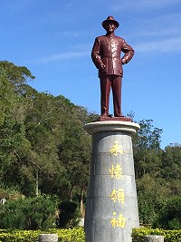 　北竿午沙圓環蔣公塑像拐杖斷了，公所近期要幫蔣公換上新拐杖。（圖／文：陳鵬雄）