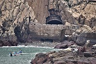 　從燕秀潮音景點望去，東引北海坑道擋浪牆量體是不斷縮小，遭巨浪摧毀已是早晚的事。（圖／文：陳其敏）  