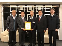 　台北國際航空站主任朱耀光明年1月底屆齡退休，府會首長特別頒贈榮譽縣民證，感謝他任內積極協助台馬交通疏運。（圖／文：吳嘉榮）