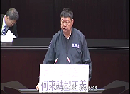 立院6日晚間三讀通過「促進轉型正義條例」,立委陳雪生5日持續訴求,促轉沒有金馬,何來轉型正義,在院會發言台前立牌抗議。(圖:陳雪生國會辦公室)