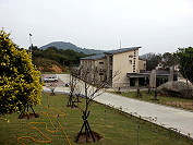 綜合運動場館進行周邊環境綠美化,北竿最美運動園區成形。(圖/文:陳鵬雄)