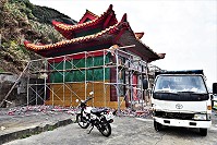 　東引安寧廟係海砂建築，廟方先進行局部整修，防止剝落、鏽蝕情況惡化。 （圖／文：陳其敏） 