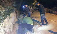 志清電廠上方小坑道油槽溢油滲出路面,相關單位總動員阻絕,初步觀察溢油未流入下方1號壩池,持續密切掌控。(圖:馬祖日報)