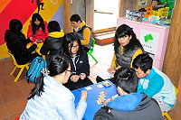 　兒少福利館桌遊課程持續沸騰！9日下午的課程一口氣指導學員5款新遊戲，考驗玩家的觀察力及反應力，進一步激發學員的想像力與創造力，學員們度過歡樂的週末下午。（圖／文：曹重偉）