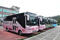 　連江縣公車處觀光公車換新裝，共有紅花石蒜、戰地迷彩、海洋風情3種樣式，外型相當搶眼。（圖／文：馮紹夫）