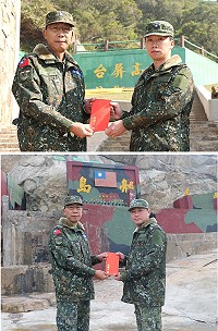 上圖:指揮官頒發慰問金勗勉高登官兵辛勞。下圖:指揮官頒發慰問金勗勉亮島官兵辛勞。(圖/文:謝承翰)