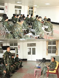 上圖:指揮官實施精神講話。下圖:指揮官逐一詢問新兵到部狀況。(圖/文:謝承翰)