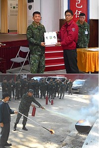 上圖:副指揮官致贈授課講師紀念品。下圖:官兵實施消防演練。(圖/文:謝承翰)