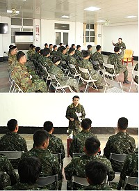 上圖:主任主持「新兵心輔座談」。下圖:主任實施心輔宣教。(圖/文:謝承翰)