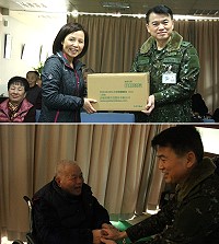 上圖:主任致贈大同之家暖暖包。下圖:主任關懷大同之家長輩。(圖/文:翁正坤)