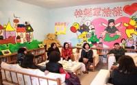 主任與志工媽媽相互交流意見。(圖/文:翁正坤)