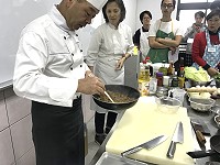 　北竿在地食材異國料理研習，日本廚師石田稔開課教導。（圖：芹沃咖啡館）