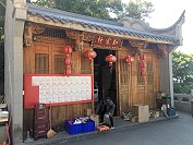 　配合觀光發展及擴大效益，馬祖境天后宮廟管會特別將原先位於廟右側的辦公室，全面改裝成為販售部，原先辦公室將轉移到位於販售部右側經小路前往的另一間房舍。（圖／文：曹重偉）
