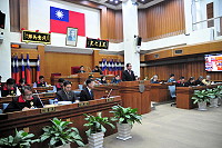 　縣議會進行「審議本縣107年度地方總預算暨附屬單位預算案第二、三讀會」，由聯席審查小組召集人副議長陳書建上台向大會報告審查結果。（圖／文：曹重偉）