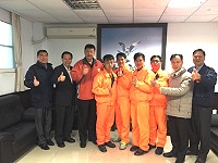 慰勞4位東引分隊員11月15日在拖運失足落海大體時也落水幸經附近漁船救起脫險,府會首長、立委12日致贈慰問金,慰勉英勇辛勞。(圖:連江縣政府)