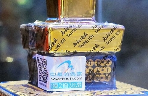 中華電信防偽雲標籤上「1摸2拍3比對」口號,掃描QRcode跟著步驟下載App即可查詢產品相關資訊。(圖/中華電信提供)