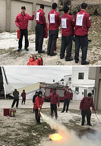 連江縣消防局西莒消防隊進入村莊宣導滅火器使用新口訣「拉、瞄、壓、掃」,並讓民眾實際操作,以備不時之需。(圖/文:宋幸儒)