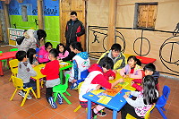 　兒少福利館桌遊16日壓軸課程輪由小學生來體驗，有趣的是講師就由前兩週的國中學員來擔任，指導學弟妹們接觸寓教於樂的多元桌遊，趣味橫生。（圖／文：曹重偉）