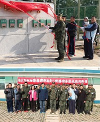 (上圖)指揮官與住戶共同為「忠貞一職務宿舍」揭牌。(下圖)指揮官與住戶、眷屬共同合影。(圖/文:謝承翰)