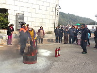 消防局北竿分隊回收各村公共滅火器,並現場指導民眾使用方式。(圖/文:陳鵬雄)