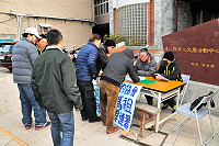 　為守護馬祖海洋資源，民間團體14日發起全民連署，17日上午8時至10時在南竿山隴活動中心前設點，吸引支持者簽名連署。（圖／文：曹重偉）