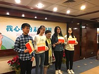 中正國中學生程貫倫(左1)獲2017 華夏全國國中小徵文優選5名排名最前,受獎並代表國中組上台分享寫作心路歷程。(圖/中正國中小提供)
