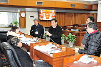 　連江縣議會定期大會18日繼續議案審查議程，主要爭議仍為連江縣六十五歲以上老人居家生活補助費自治條例草案，經逐條審查及府會協商之後，獲得修正通過。（圖／文：曹重偉）