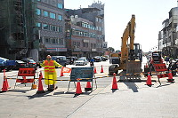 山隴廣場電力管路開挖工程一半18日完成鋪面回填,趕年底完工,另一半養護期後,明年1月第1週後可以雙向通車。(圖:曹重偉)