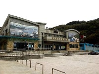 風雨走廊調整位置後,北竿白沙港務大樓門面全貌重現。(圖/文:陳鵬雄)