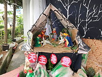 聖誕佳節近了,馬港天主堂在24日聖誕夜當天舉辦聖誕節系列活動,這幾天一些教友與志工都專程前往協助教堂及門面佈置工作,各式各樣的聖誕裝飾也使園區充滿溫馨歡樂的聖誕氣氛;神父朱修華誠摯地邀請軍民鄉親當天帶小朋友一起來歡心相聚。(圖:馬港天主堂)