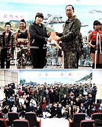 (上圖)指揮官頒發藝工隊加菜金。(下圖)指揮官與全體參演人員合影。(圖/文:翁正坤)