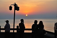 越來越多國人遊客熱衷於跨年及欣賞日沒日出,馬祖地區106年最後一天日沒時間為下午5時19分,107年元旦日出時間則為上午6時48分,歡迎地區準備跨年迎接日出的鄉親或遊客多加參考。(圖/文:曹重偉)