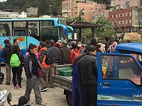 　魚販開著發財車當街叫賣，漁村復古場景讓觀光客相當驚喜；近日秋冬魚汛期，遊客對海鮮更感興趣，還真有人掏錢出來買，增添馬祖行樂趣。（圖／文：曹重偉）