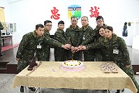指揮官與壽星代表切蛋糕。(圖/文:翁正坤)