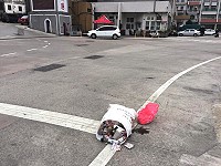 福澳村丟垃圾大不易!一位網友「回收射擊士」就上「馬上處理」提問指出,每次丟垃圾都像打仗一樣!要求主管單位檢討垃圾清運效率;環境資源局也同步宣導家中垃圾務必交由垃圾車或資源回收車,切勿隨意棄置而觸犯法令。(圖/文:曹重偉)